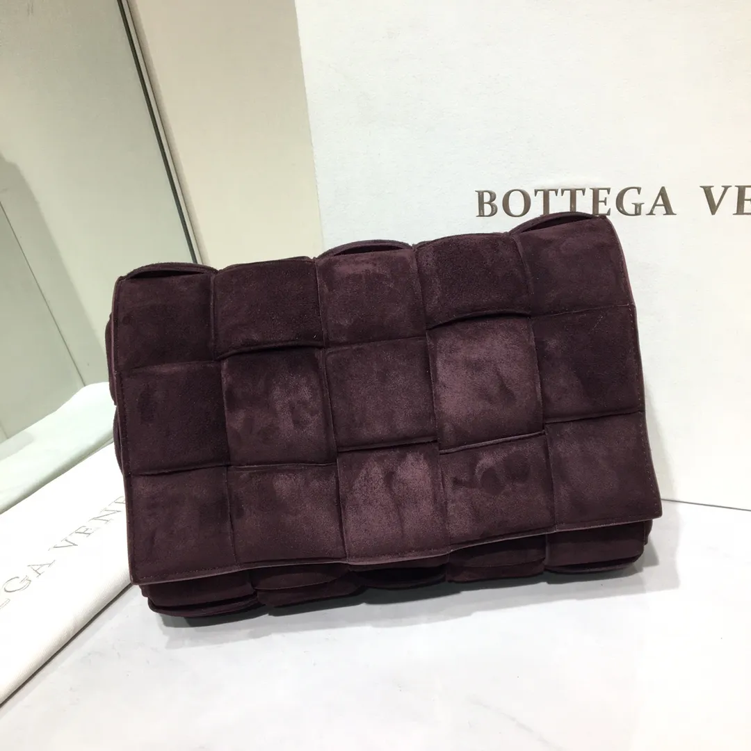 The Veneta Cassette pillow bag is made of soft frosted calfskin + aged matte gold buckle, very very fashionable! ! The leather feels super comfortable to the touch, and it has adjustable spaghetti straps with a signature triangle buckle. Size:26cm*18cm*8cm